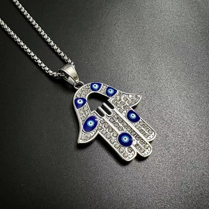 Vue détaillée du pendentif Main de Fatma avec strass et détails d'Oeil de démon