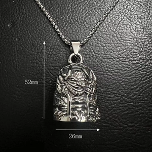 Détails du pendentif cloche motard vintage avec motif démon et dimensions du produit