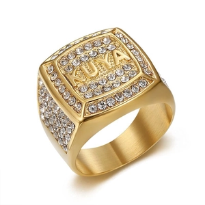 Détail du logo KUYA en relief et zircons incrustés sur une bague chevalière pour homme