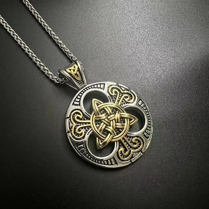 Vue macro du pendentif Triquetra nœud celtique avec finition bicolore argent et or acier