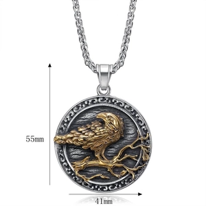 Detailansicht von Wikinger Odin Anhänger in Gold und Stahl mit 55mm Höhenmarkierung