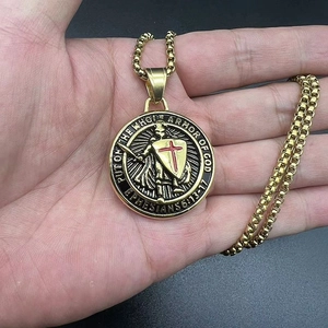 Gros plan du pendentif bouclier Templier doré avec gravures Armor of God précises