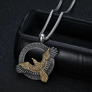Collana corvo vichingo di Odino con ciondolo aquila dorata su scatola di pelle