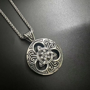 Détail du pendentif Viking avec nœud celtique en acier inoxydable et chaîne blé