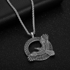 Collana con ciondolo corvo di Odino vichingo nordico con motivi celtici in acciaio inossidabile