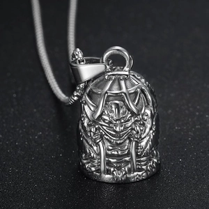 Collier Biker Guardian Bell en Acier Titane Vintage pour Hommes Pendentif Relief Masque de Diable Gothique Bijoux Punk