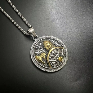 Détail du pendentif guerrier viking avec hache et bouclier en acier bicolore