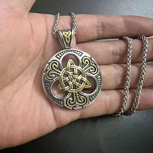 Détail du pendentif Viking nœud celtique bicolore en acier inoxydable sur une chaîne
