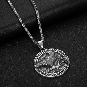 Nordischer Wikinger Odin Rabe Anhänger aus Edelstahl mit Relief auf eleganter Weizenkette