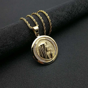Collana hip hop placcata oro con ciondolo Vergine Maria e zirconi su catena a corda