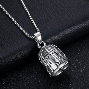 Pendentif cloche de motard vintage en acier titane poli sur fond de cuir noir texturé