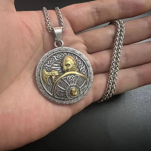 Détail du pendentif guerrier viking bicolore avec hache et bouclier sur chaîne tressée