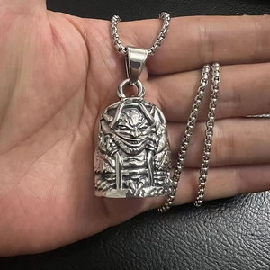 Collier avec pendentif cloche de motard en acier titane poli avec gravure de monstre