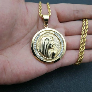 Collana hip hop in acciaio placcato oro con ciondolo Vergine Maria e cristalli bianchi