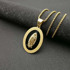 Gouden ovale Maagd Maria hanger ketting met matte rand en box-ketting op grijze achtergrond