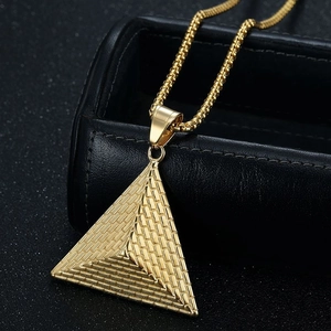 Collier hip hop avec pendentif pyramide dorée en acier inoxydable et texture gravée