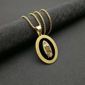 Gouden roestvrijstalen ketting met mat ovale Virgin Mary hanger aan boxketting