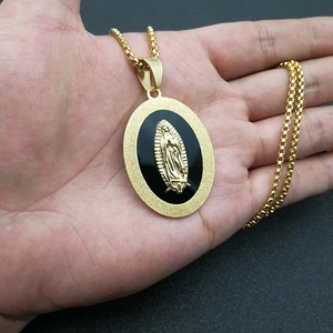 Gouden ovale Onze-Lieve-Vrouw van Guadalupe hanger met zwart emaille en een boxketting