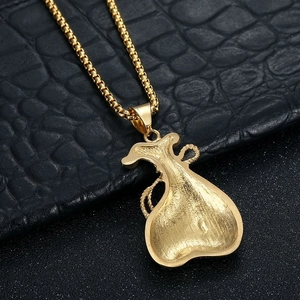 Pendentif sac d'argent hip-hop doré avec chaîne box sur texture crocodile noire