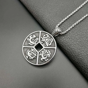 Collier avec pendentif pièce en acier inoxydable poli et gravures de créatures
