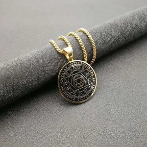 Collier en acier doré avec pendentif hexagramme noir et symboles astrologiques