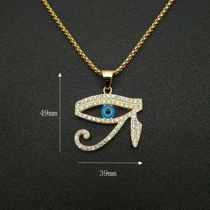 Détail du pendentif Œil d'Horus 49x39mm avec placage à l'or et pierres de zircon