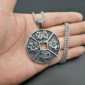 Collier vintage en acier avec pendentif de pièce des Quatre Bêtes sur chaîne