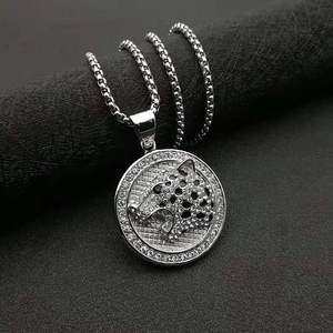 Collar con colgante de cabeza de leopardo plateado con diamantes y ojos verdes