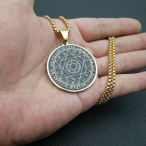 Collier en acier doré avec pendentif hexagramme et gravures des douze constellations