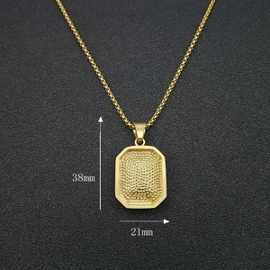 Collar hip hop con colgante rectangular dorado, circonitas y medidas 38mm x 21mm