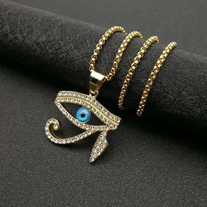 Collier Pendentif Œil d'Horus en Acier Inoxydable Hip Hop Plaqué Or Strass Mauvais Œil Bijoux Égyptiens Vintage pour Hommes Femmes