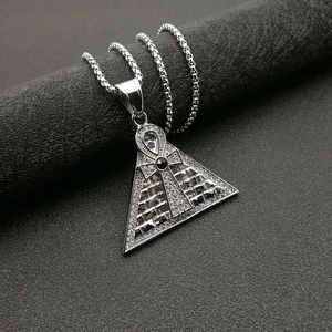 Ciondolo piramidale d'argento con simbolo Ankh e strass su una catena a sfere in acciaio