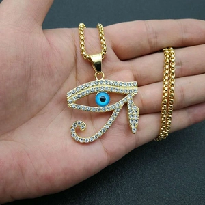 Collier Oeil d'Horus en acier inoxydable plaqué or avec zircons et breloque oeil bleu