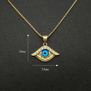 Detailansicht 30mm vergoldeter Evil Eye Anhänger mit blauem Stein und Kristallen