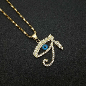 Collier Oeil d'Horus plaqué or avec zircons blancs sur fond noir texturé