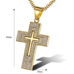 Vue détaillée du pendentif croix hip hop doré avec dimensions de 66 mm sur 36 mm