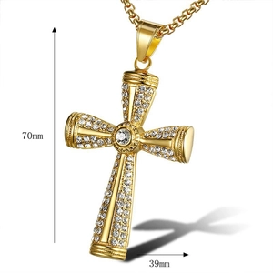 Vista dettagliata della collana a croce hip hop placcata oro con misure 70mm x 39mm