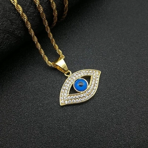 Collier avec pendentif oeil maléfique plaqué or, cristal bleu et chaîne corde torsadée