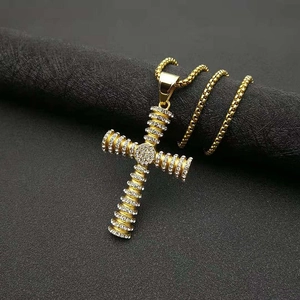 Collier hip-hop avec pendentif croix en acier doré serti de zircons brillants