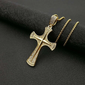 Collana con ciondolo a croce dorata con zirconi e catena box in stile hip hop di tendenza