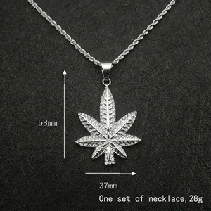 Collier hip hop pendentif feuille d'érable avec cristaux blancs sur chaîne torsadée