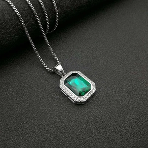 Vista macro del colgante rectangular de gema verde con halo de circón en cadena plata
