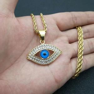 Collier hip-hop doré avec pendentif Œil maléfique, cristaux et perle bleue centrale