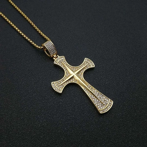 Collana hip hop in acciaio al titanio placcato oro con ciondolo a croce e strass scintillanti