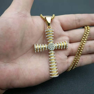 Pendentif croix hip hop plaqué or en acier inoxydable serti de faux diamants