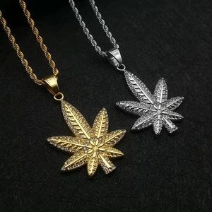Collier avec Pendentif Feuille en Acier Titane Hip Hop pour Hommes Femmes avec Strass Iced Out Bijoux Feuille de Marijuana Or Argent