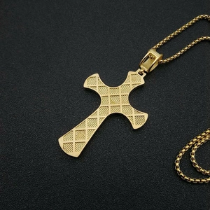 Collana hip hop con pendente a croce placcato oro e catena box in acciaio inox