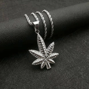Collier hip hop argenté avec pendentif feuille d'érable glacée sur chaîne corde