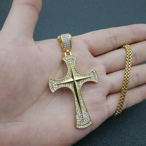 Collana hip hop con pendente a croce in acciaio inossidabile dorato e zirconi bianchi uomo