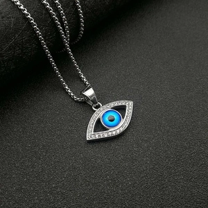 Collana con ciondolo occhio turco blu e cristalli bianchi su sfondo nero satinato